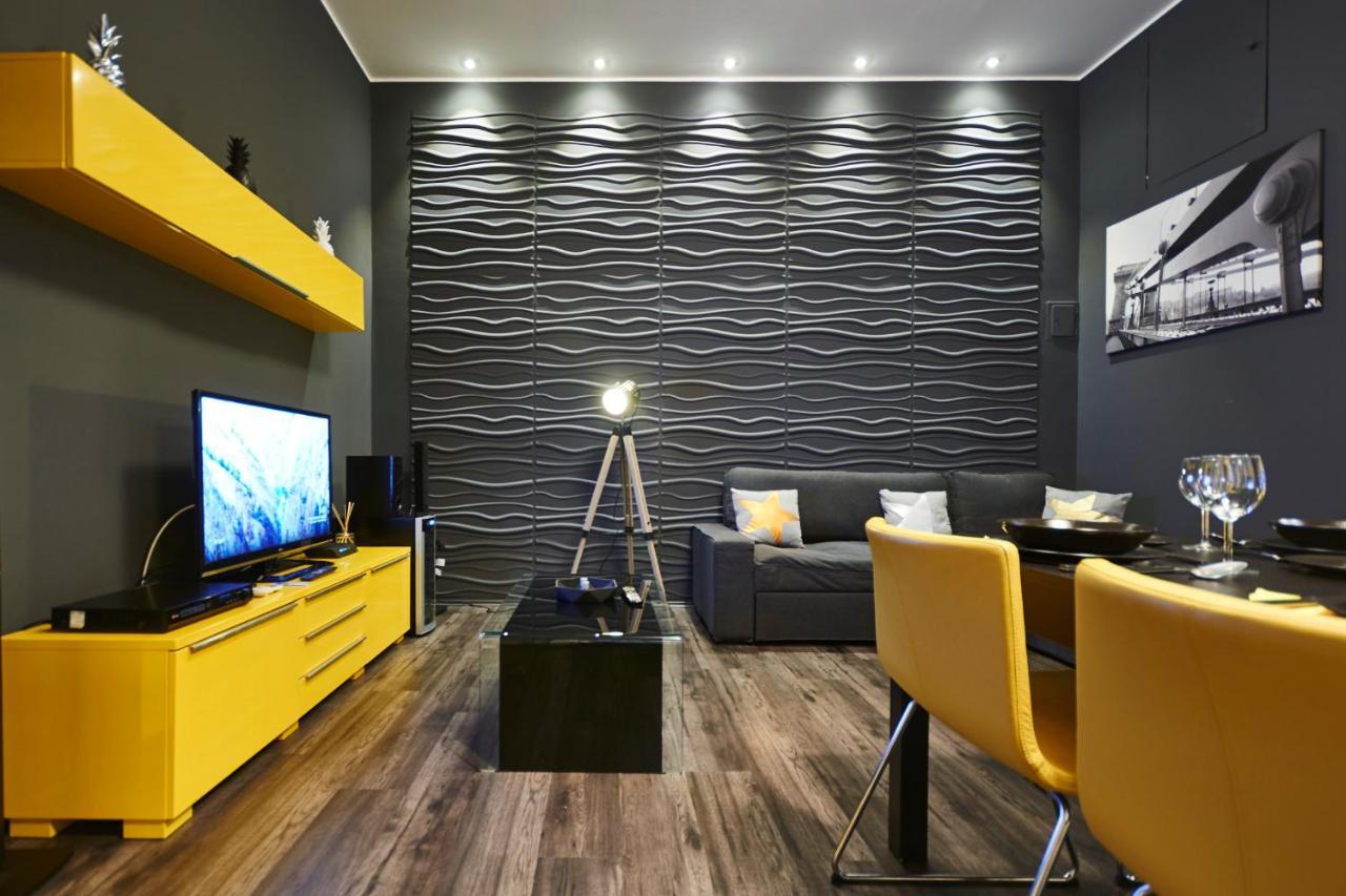 Central Location Yellow-Black Apartment Budapest Luaran gambar