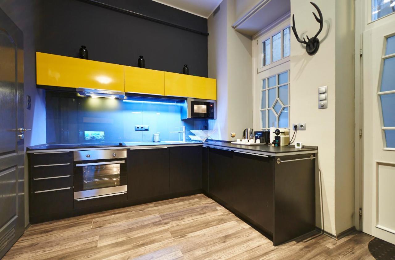 Central Location Yellow-Black Apartment Budapest Luaran gambar
