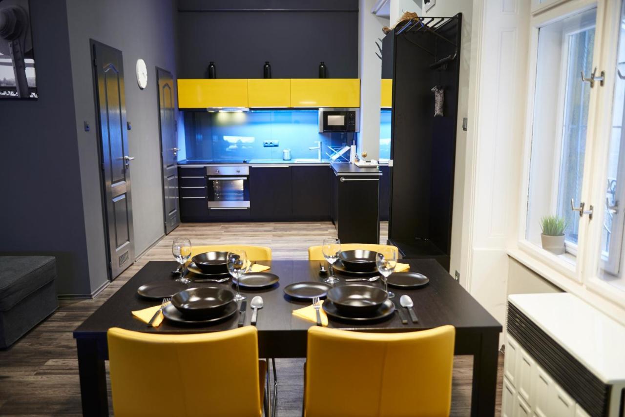 Central Location Yellow-Black Apartment Budapest Luaran gambar