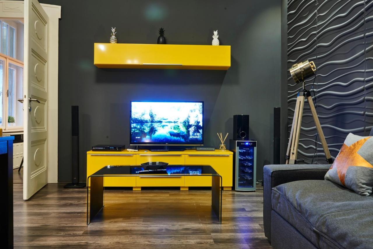 Central Location Yellow-Black Apartment Budapest Luaran gambar